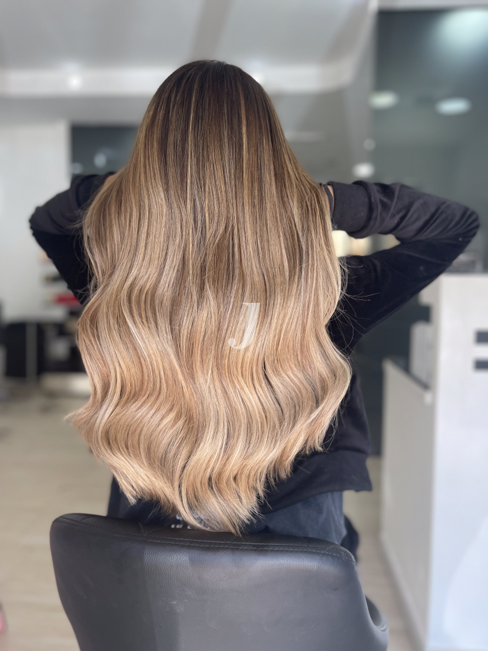 Foto di donna con capelli lunghi biondo chiaro perla