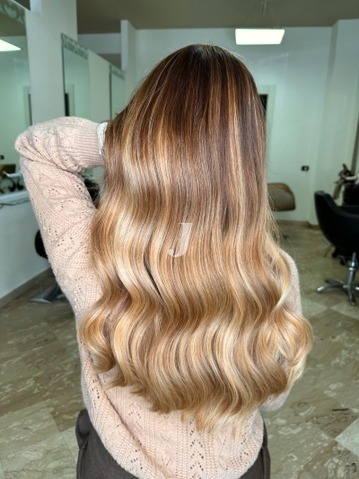 Foto di donna con capelli lunghi biondo chiaro perla