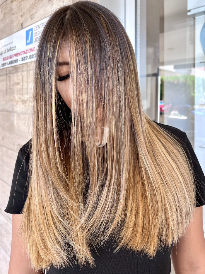 Foto di donna con capelli lunghi biondo chiaro perla