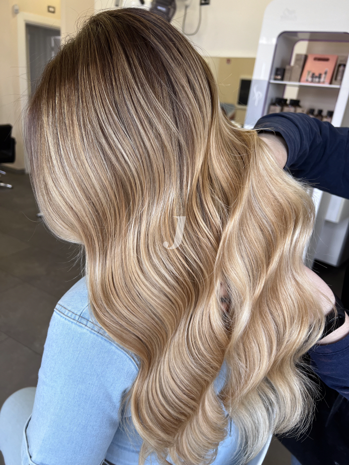 Foto di donna con capelli lunghi biondo chiaro perla