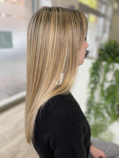 Foto di donna con capelli lunghi biondo chiaro perla