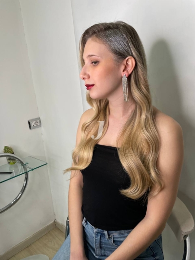 Foto di donna con capelli lunghi biondo chiaro perla