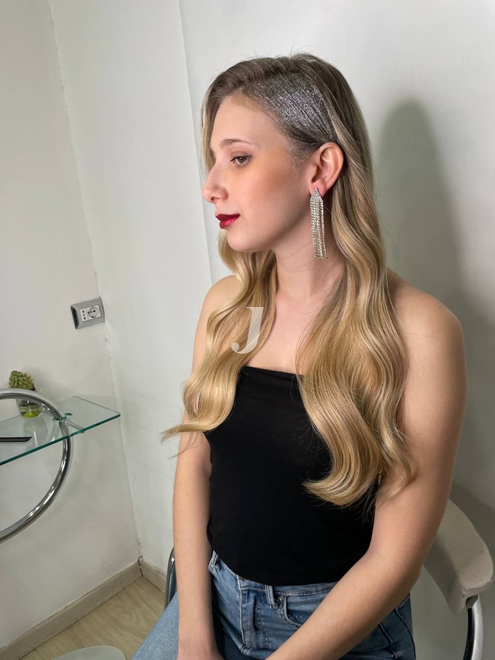 Foto di donna con capelli lunghi biondo chiaro perla