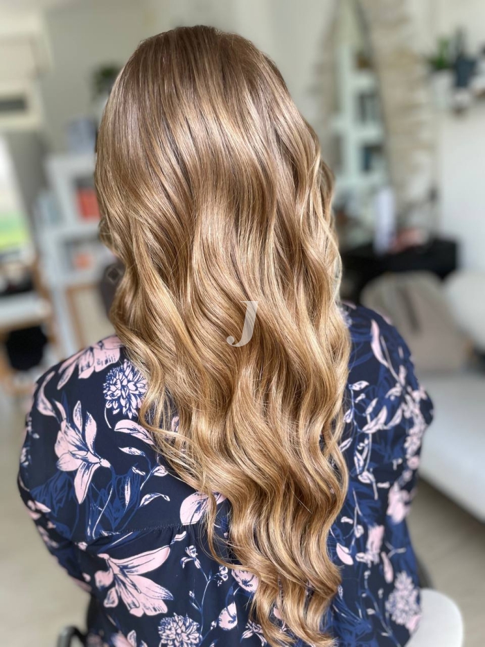 Foto di donna con capelli lunghi biondo chiaro perla