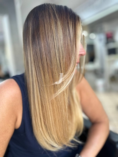 Foto di donna con capelli lunghi biondo chiaro perla