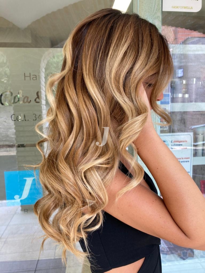 Foto di donna con capelli lunghi biondo chiaro dorato