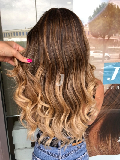 Foto di donna con capelli lunghi biondo chiaro dorato