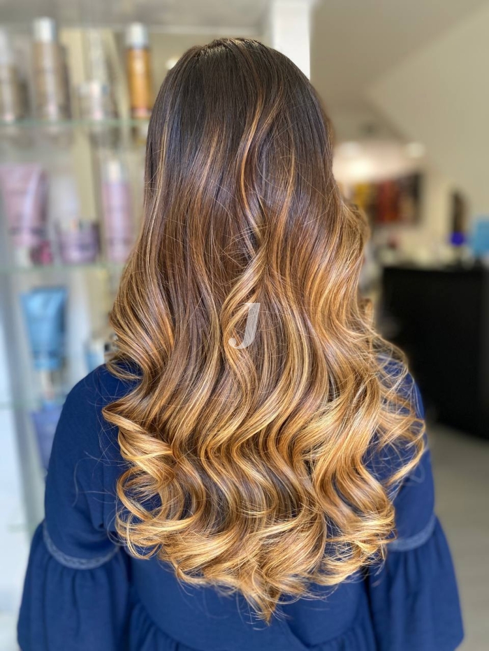 Foto di donna con capelli lunghi biondo chiaro dorato