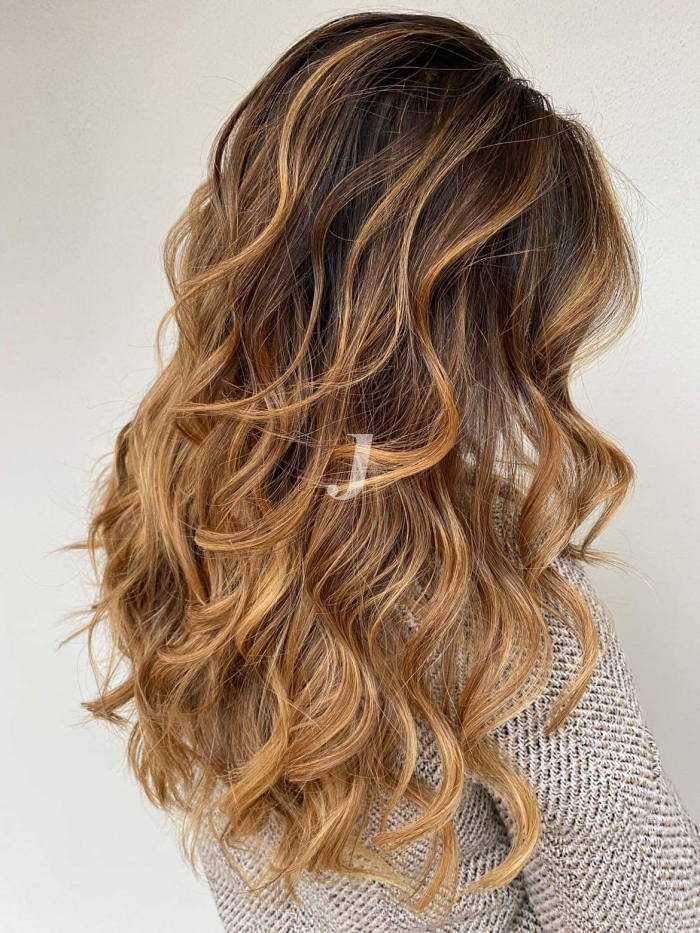 Foto di donna con capelli lunghi biondo chiaro dorato