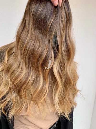 Foto di donna con capelli lunghi biondo chiaro dorato