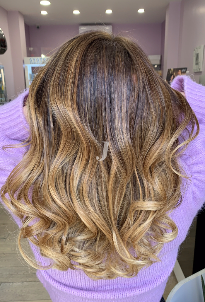 Foto di donna con capelli lunghi biondo chiaro dorato