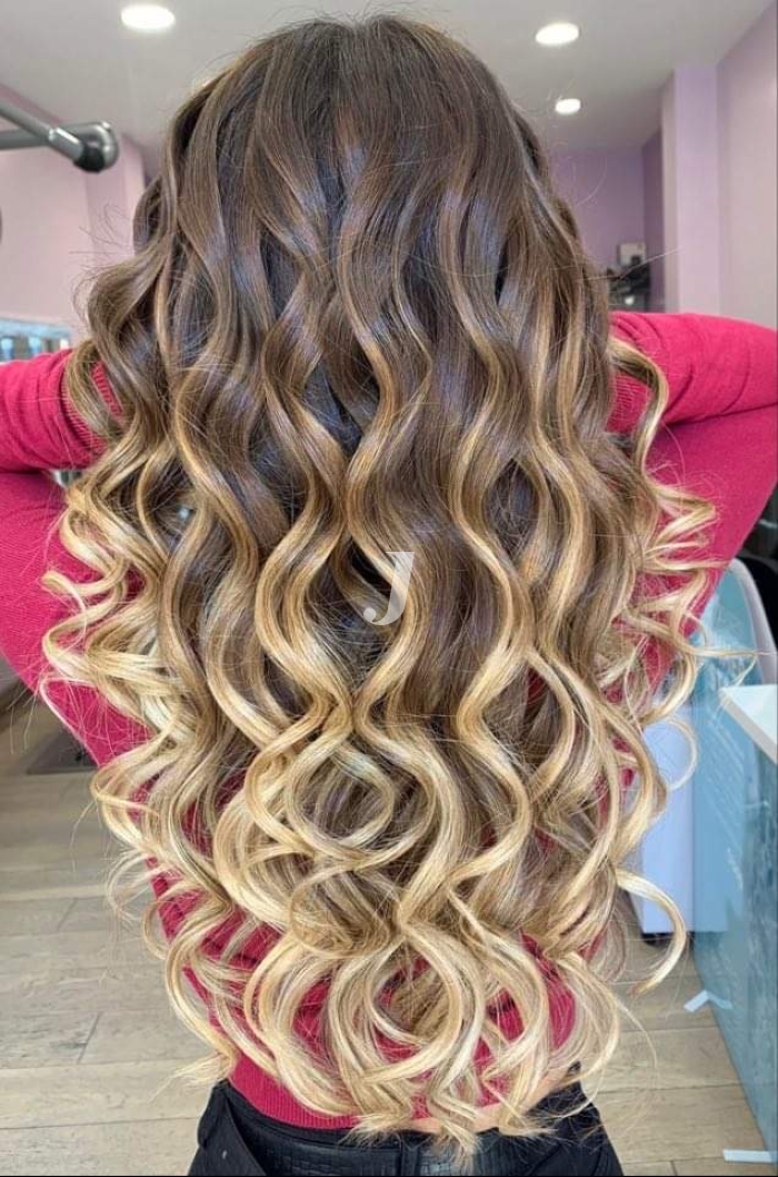 Foto di donna con capelli lunghi biondo chiaro dorato