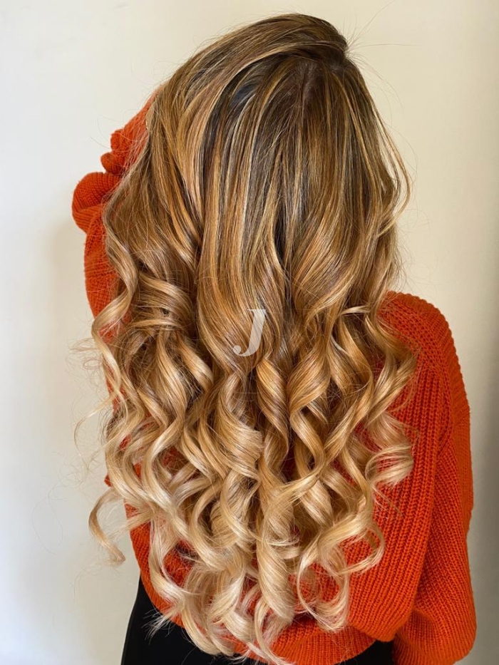 Foto di donna con capelli lunghi biondo chiaro dorato