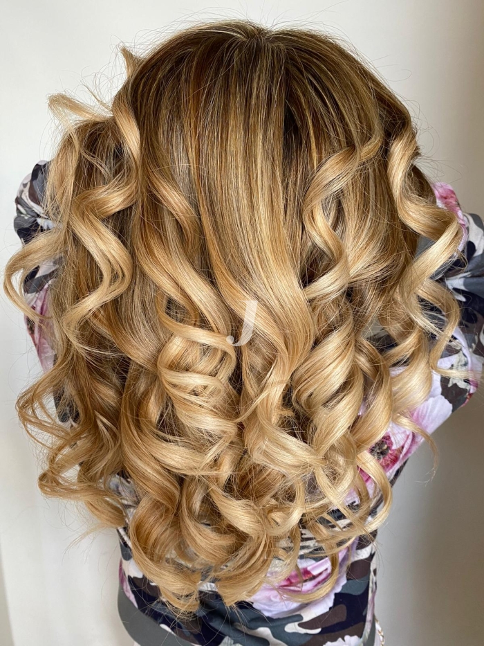 Foto di donna con capelli lunghi biondo chiaro dorato