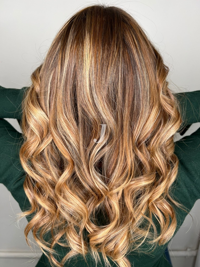 Foto di donna con capelli lunghi biondo chiaro dorato