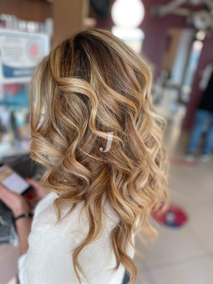 Foto di donna con capelli lunghi biondo chiaro dorato