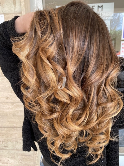 Foto di donna con capelli lunghi biondo chiaro dorato