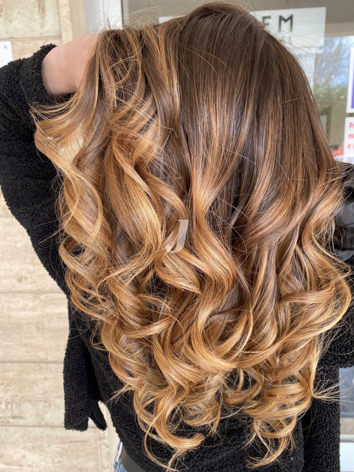 Foto di donna con capelli lunghi biondo chiaro dorato