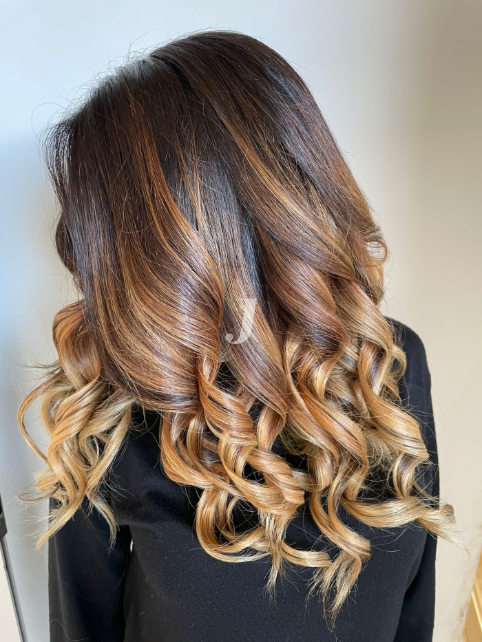 Foto di donna con capelli lunghi biondo chiaro dorato