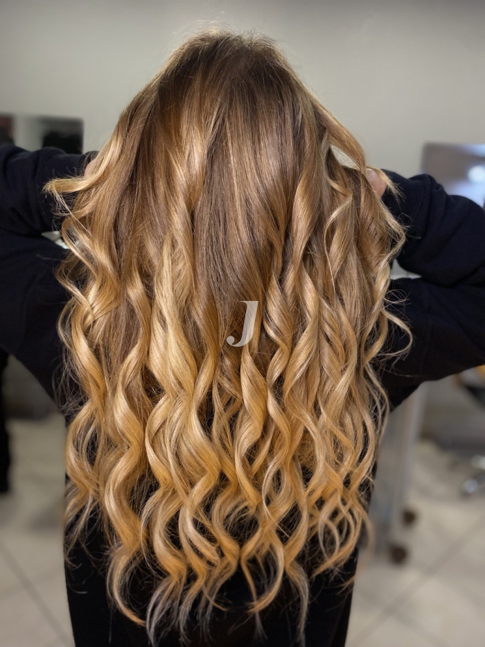 Foto di donna con capelli lunghi biondo chiaro dorato