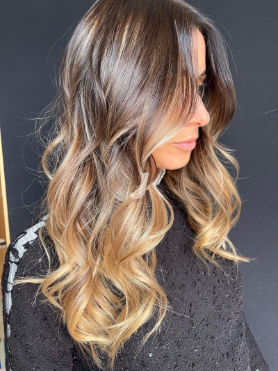 Foto di donna con capelli lunghi biondo chiaro dorato