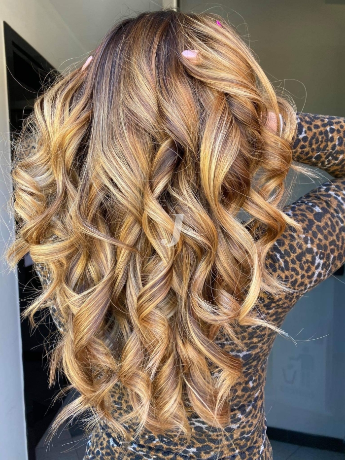 Foto di donna con capelli lunghi biondo chiaro dorato