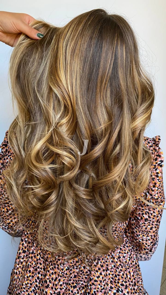 Foto di donna con capelli lunghi biondo chiaro dorato