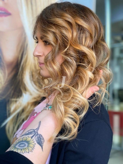 Foto di donna con capelli lunghi biondo chiaro dorato