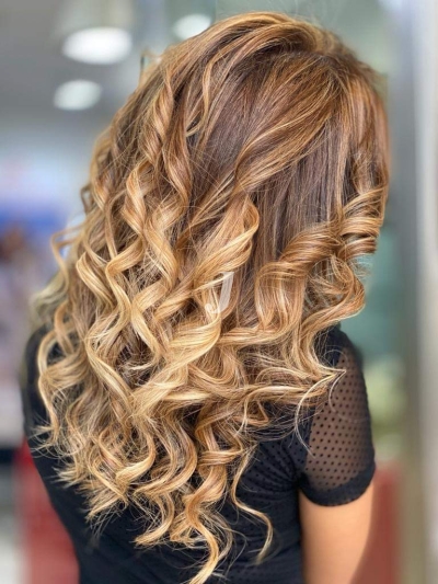 Foto di donna con capelli lunghi biondo chiaro dorato