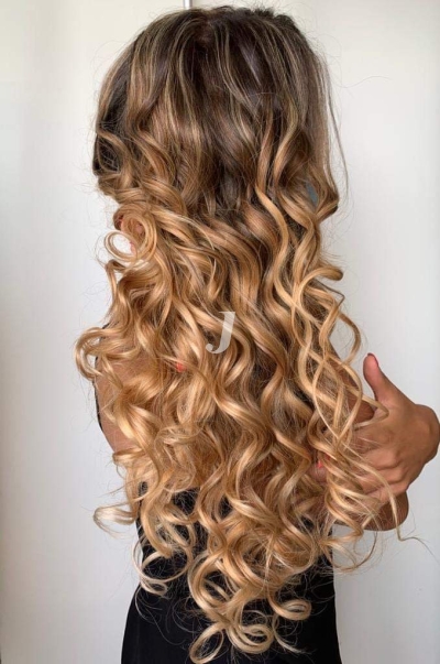 Foto di donna con capelli lunghi biondo chiaro dorato