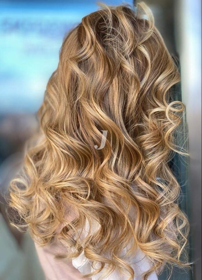 Foto di donna con capelli lunghi biondo chiaro dorato