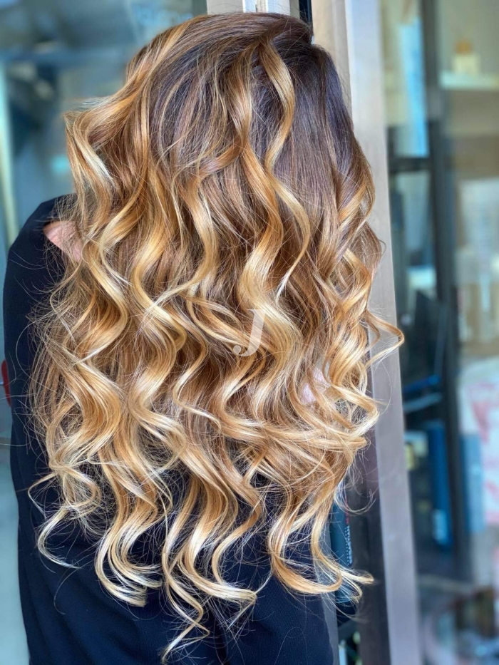 Foto di donna con capelli lunghi biondo chiaro dorato