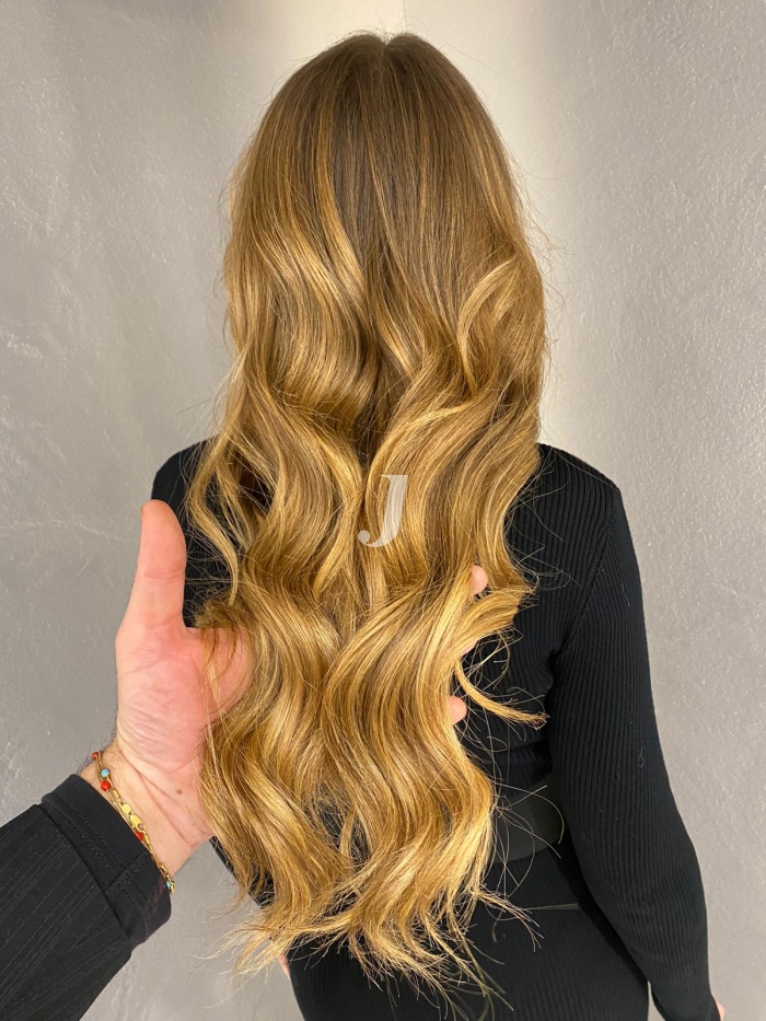 Foto di donna con capelli lunghi biondo chiaro dorato