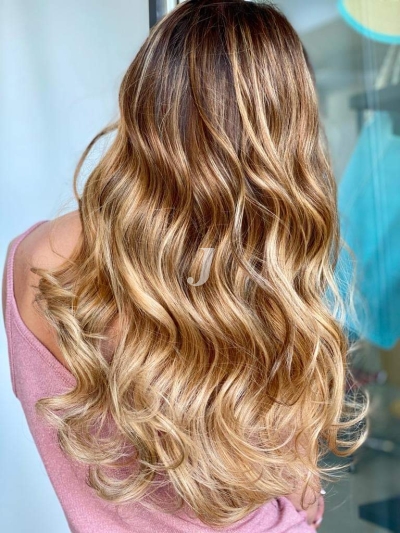 Foto di donna con capelli lunghi biondo chiaro dorato