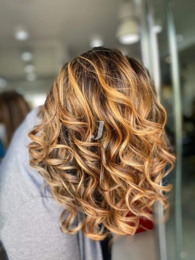 Foto di donna con capelli lunghi biondo chiaro dorato