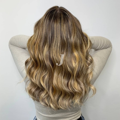 Foto di donna con capelli lunghi biondo chiaro dorato