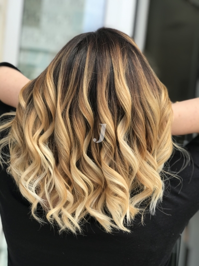 Foto di donna con capelli lunghi biondo chiaro dorato