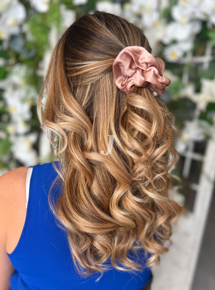 Foto di donna con capelli lunghi biondo chiaro dorato