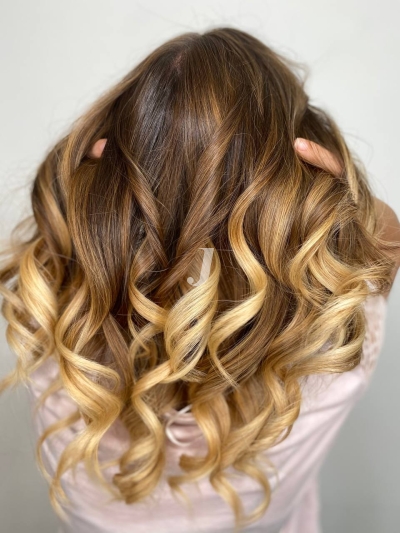 Foto di donna con capelli lunghi biondo chiaro dorato