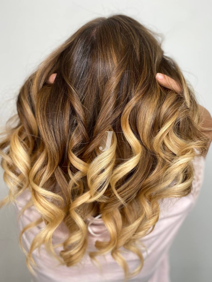 Foto di donna con capelli lunghi biondo chiaro dorato