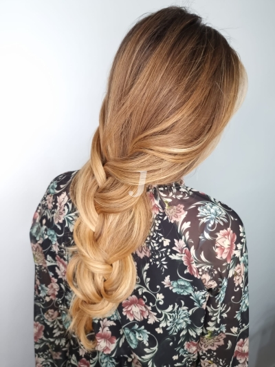 Foto di donna con capelli lunghi biondo chiaro dorato