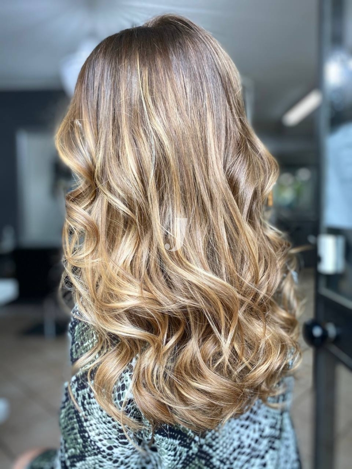 Foto di donna con capelli lunghi biondo chiaro dorato