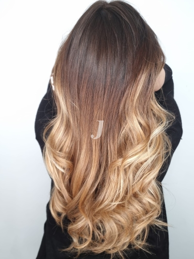 Foto di donna con capelli lunghi biondo chiaro dorato