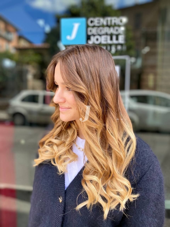 Foto di donna con capelli lunghi biondo chiaro dorato