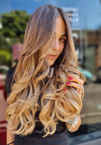 Foto di donna con capelli lunghi biondo chiaro dorato