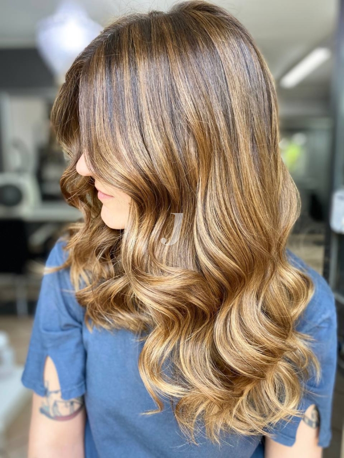 Foto di donna con capelli lunghi biondo chiaro dorato