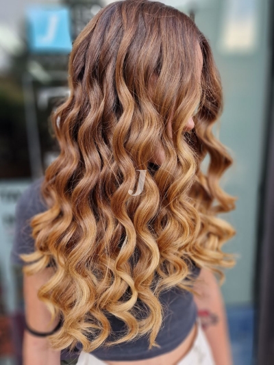 Foto di donna con capelli lunghi biondo chiaro dorato
