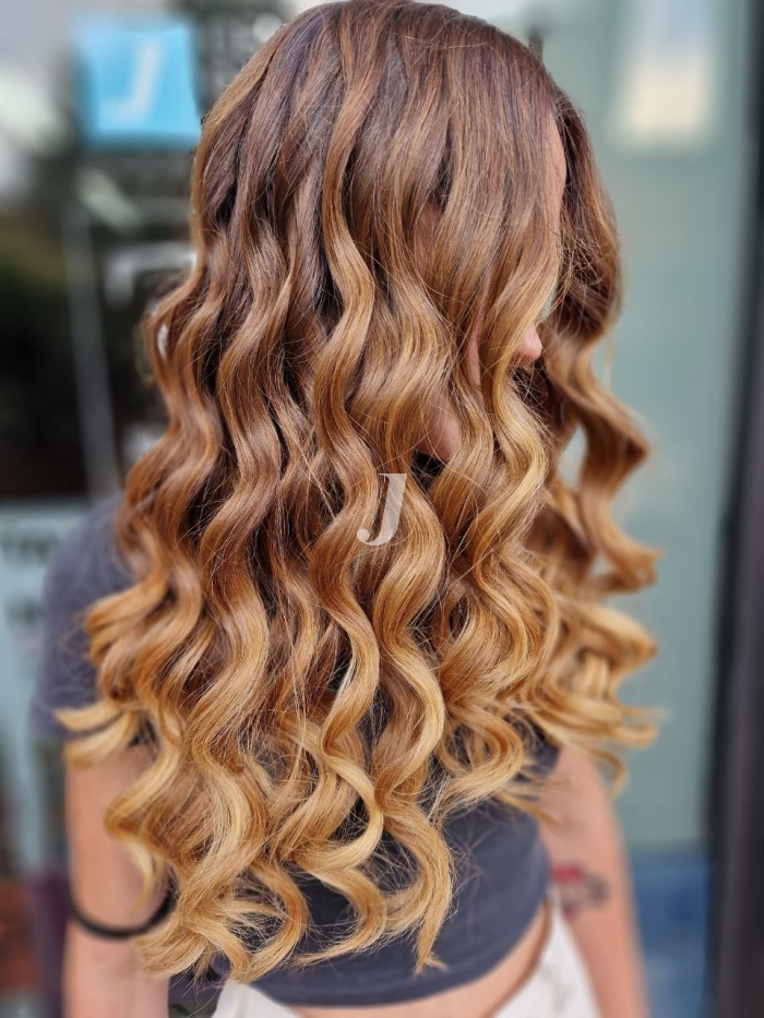 Foto di donna con capelli lunghi biondo chiaro dorato