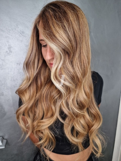 Foto di donna con capelli lunghi biondo chiaro dorato