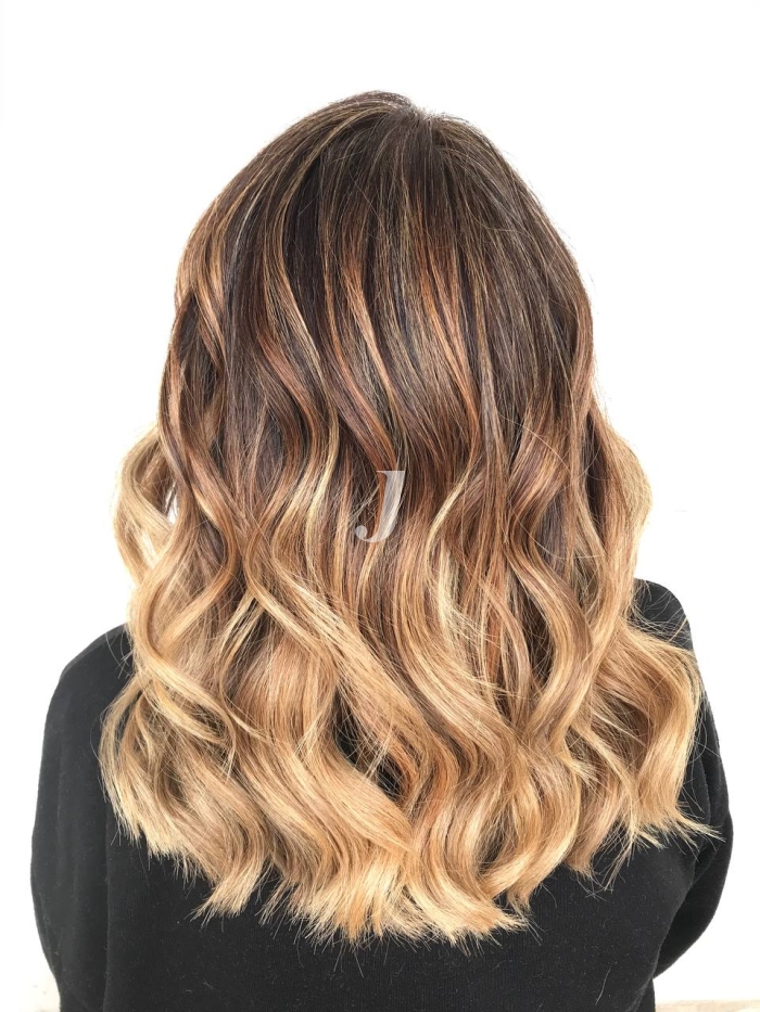 Foto di donna con capelli lunghi biondo chiaro dorato